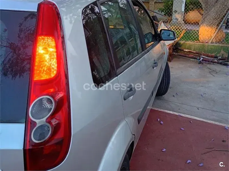 Usado Ford Fiesta 68 CV (50 kW) 2006 Blanco Utilitario
