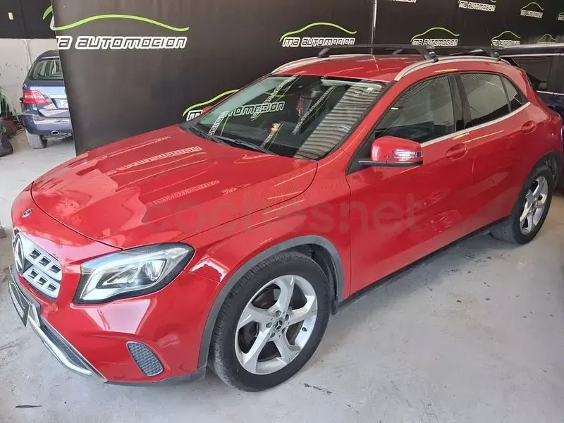 Usado Mercedes GLA180 122 CV (89 kW) 2019 Rojo SUV