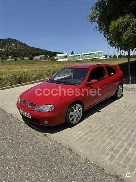 Usado Renault Mégane Coupé Sportway 105 CV (77 kW) 2002 Rojo Coupe