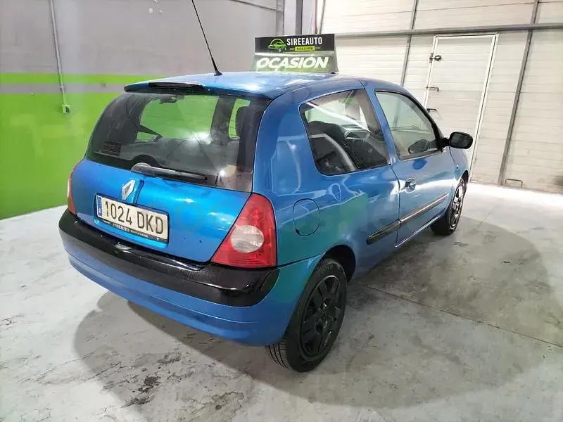 Usado Renault Clio II 100 CV (73 kW) 2005 Azul Berlina