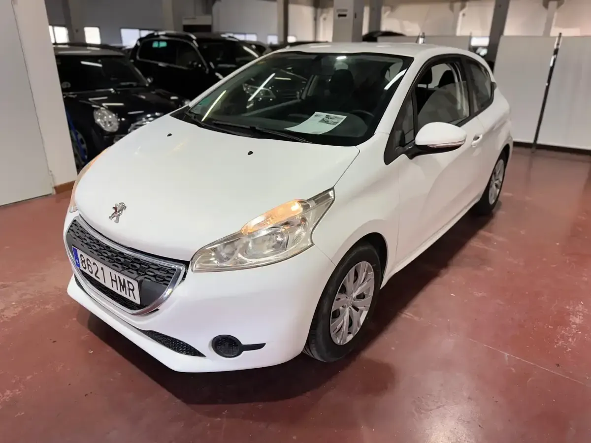 Usado Peugeot 208 Allure 82 CV (60 kW) 2012 Blanco Utilitario