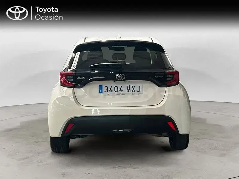 Usado Toyota Yaris Hybrid Active 116 CV (85 kW) 2024 Blanco Berlina