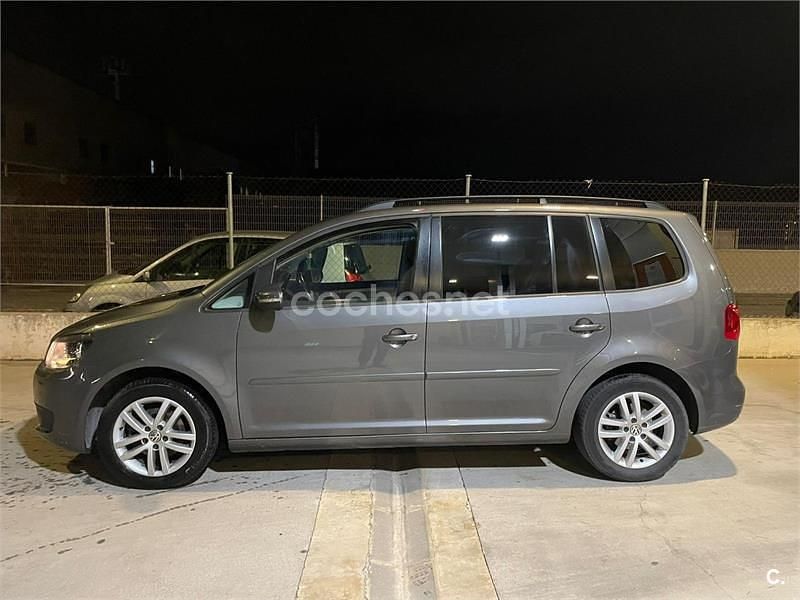 Usado VW Touran Advance 105 CV (77 kW) 2014 Gris / plata Monovolumen