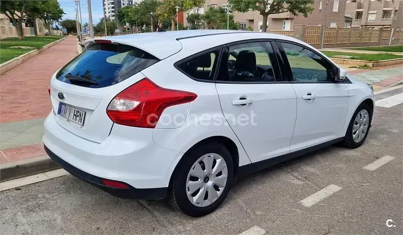 Usado Ford Focus Trend 95 CV (69 kW) 2013 Blanco Berlina