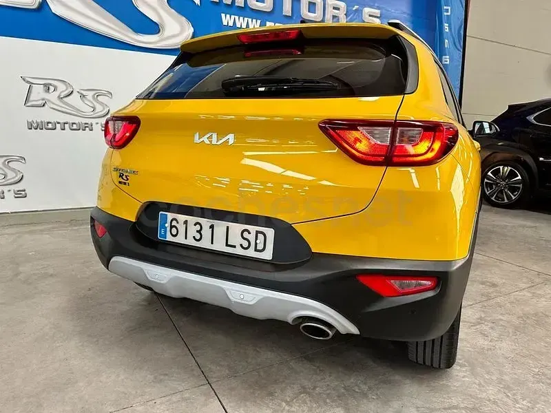 Usado Kia Stonic 100 CV (73 kW) 2021 Amarillo SUV