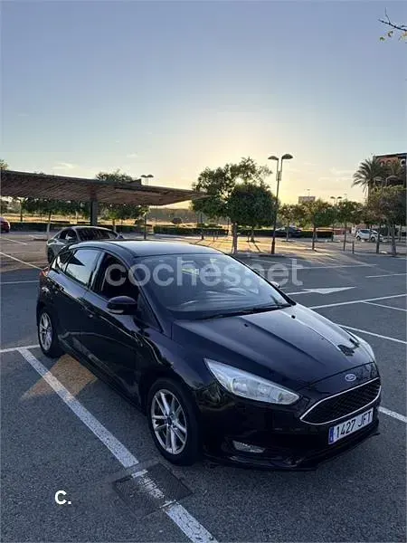 Usado Ford Focus Trend 125 CV (91 kW) 2015 Negro Berlina