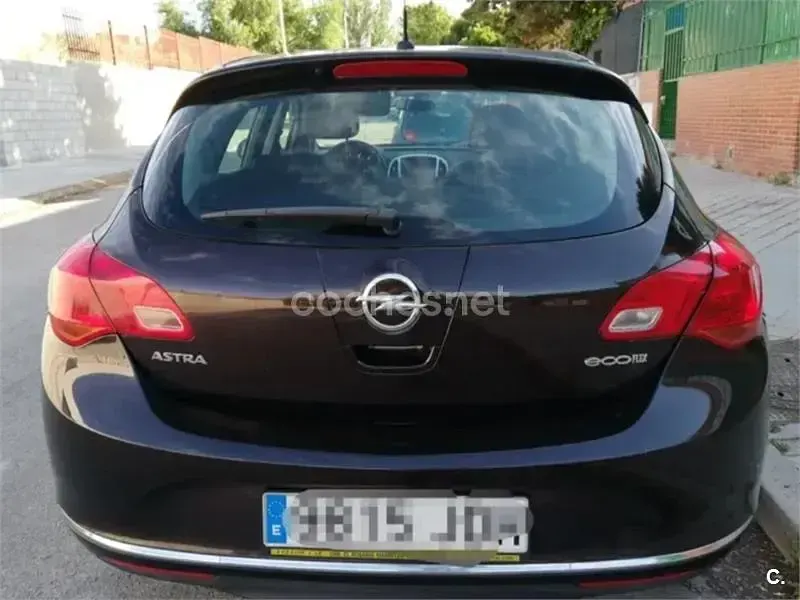 Usado Opel Astra Selective 110 CV (80 kW) 2015 Negro Berlina