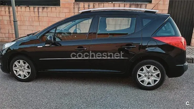 Usado Peugeot 207 92 CV (67 kW) 2010 Negro Familiar