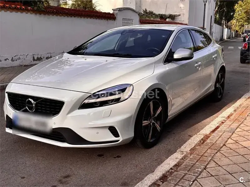 Usado Volvo V40 R-Design Momentum 152 CV (111 kW) 2018 Blanco Berlina