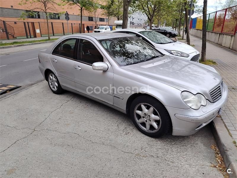 Usado Mercedes E270 Classic 170 CV (125 kW) 2002 Gris / plata Berlina