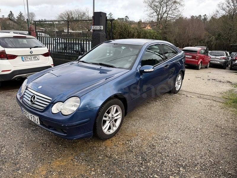 Usado Mercedes C220 143 CV (105 kW) 2003 Azul Berlina