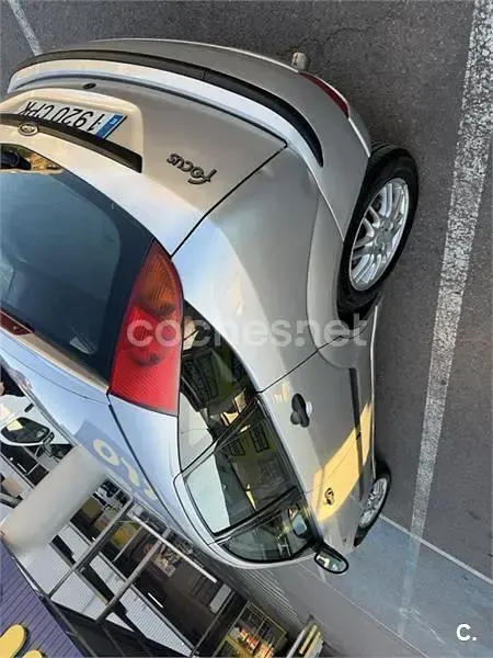 Usado Ford Focus Trend 100 CV (73 kW) 2002 Gris / plata Berlina