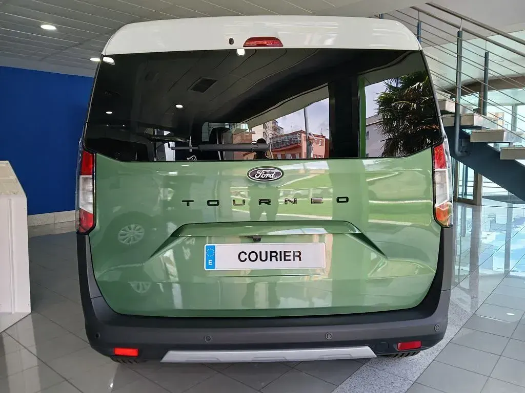 Nuevo Ford Tourneo Courier Active 125 CV (91 kW) 2026 Verde bursting (metalizado) Monovolumen