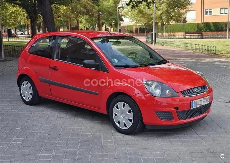 Usado Ford Fiesta Trend 80 CV (58 kW) 2007 Rojo Utilitario
