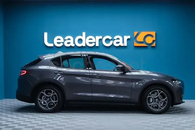 Usado Alfa Romeo Stelvio Sprint 160 CV (117 kW) 2024 Gris / plata SUV