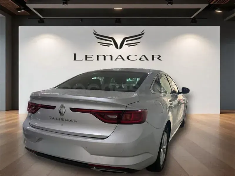 Usado Renault Talisman Business 120 CV (88 kW) 2020 Gris / plata Berlina