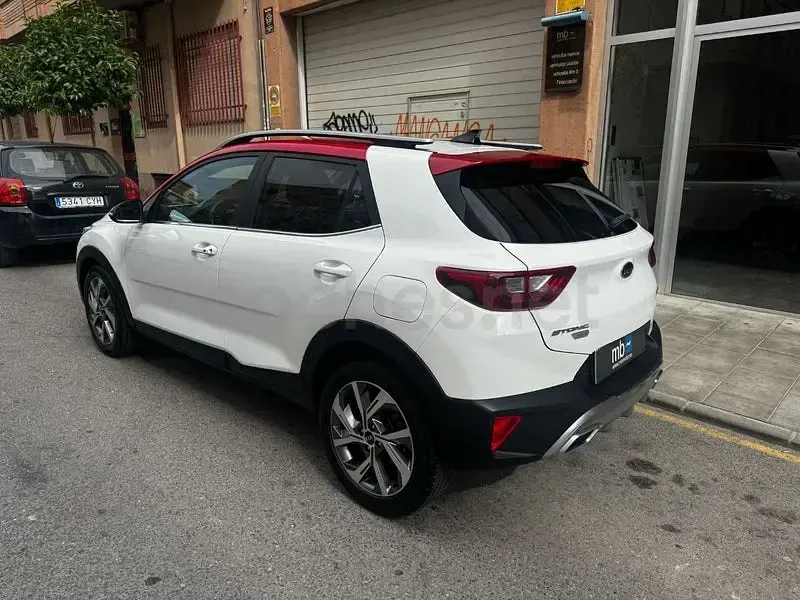 Usado Kia Stonic GT-Line 120 CV (88 kW) 2021 Blanco SUV