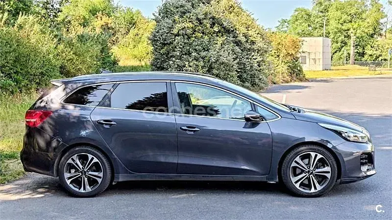 Usado Kia Ceed Sportswagon GT-Line 136 CV (100 kW) 2017 Gris / plata Familiar