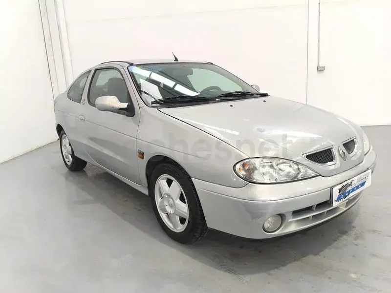 Usado Renault Mégane Coupé Dynamique 110 CV (80 kW) 2002 Gris / plata Coupe