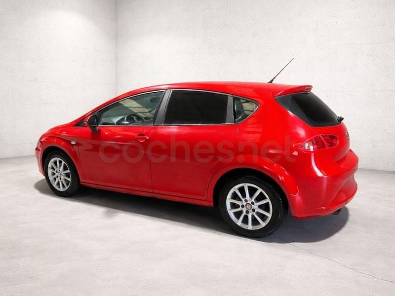 Usado Seat Leon Style 105 CV (77 kW) 2010 Rojo Utilitario