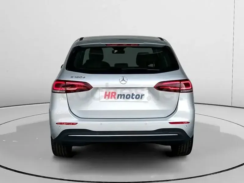 Usado Mercedes B180 116 CV (85 kW) 2021 Gris / plata Utilitario