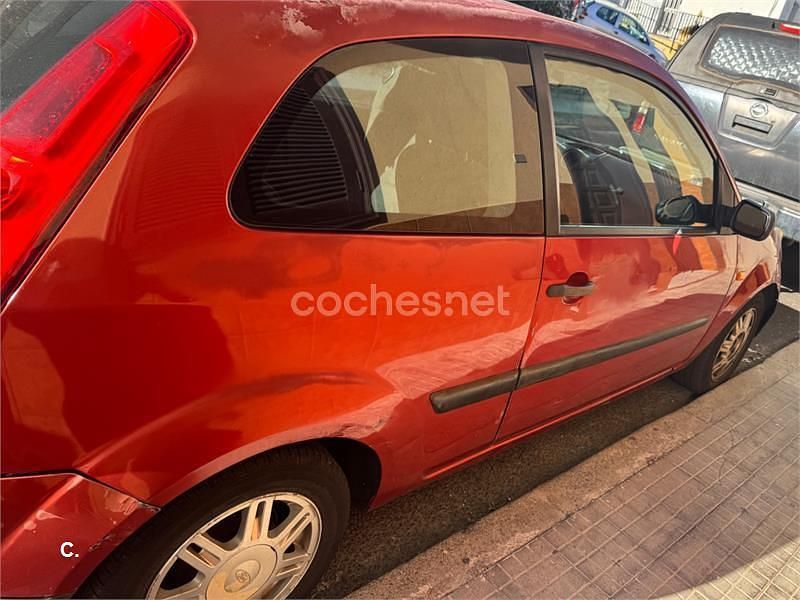 Usado Ford Fiesta Ambiente 70 CV (51 kW) 2006 Rojo Utilitario