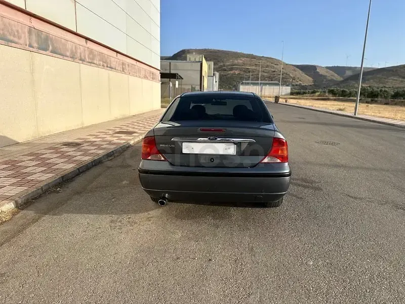 Usado Ford Focus Ghia 100 CV (73 kW) 2002 Gris / plata Berlina