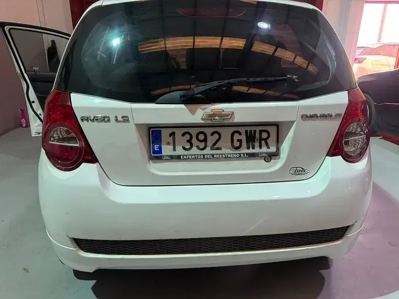 Usado Chevrolet Aveo LS 101 CV (74 kW) 2010 Blanco Berlina
