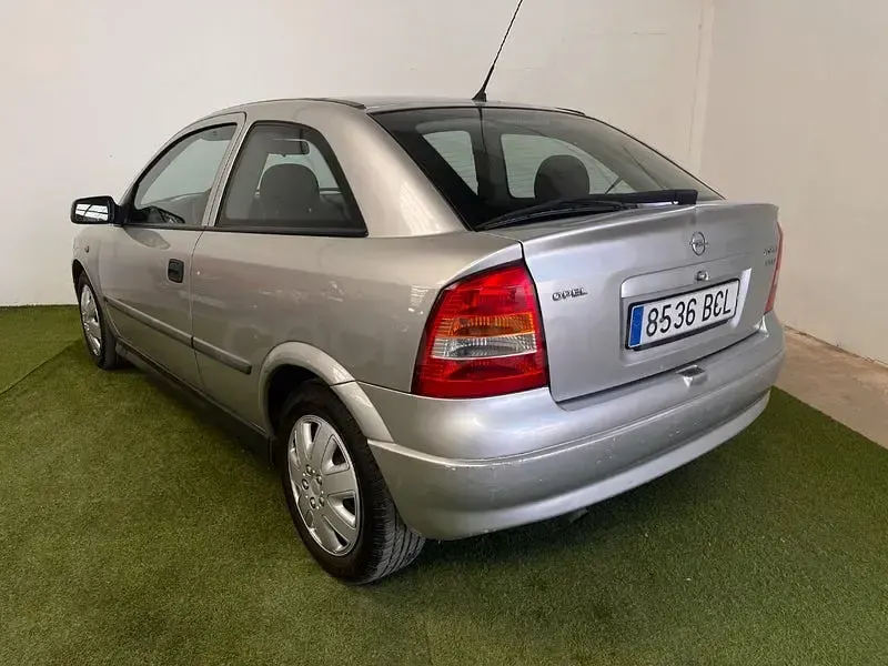 Usado Opel Astra Sport 100 CV (73 kW) 2001 Gris / plata Berlina