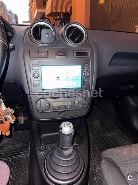 Usado Ford Fiesta Futura 90 CV (66 kW) 2008 Rojo Utilitario