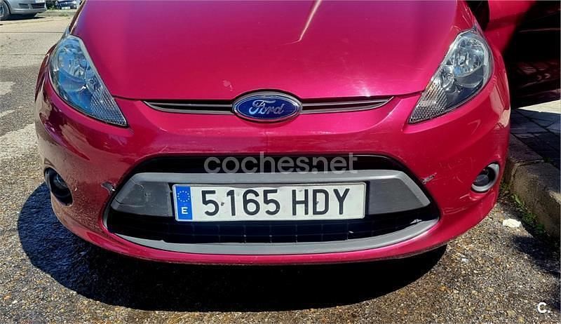 Usado Ford Fiesta Trend 68 CV (50 kW) 2011 Granate Utilitario