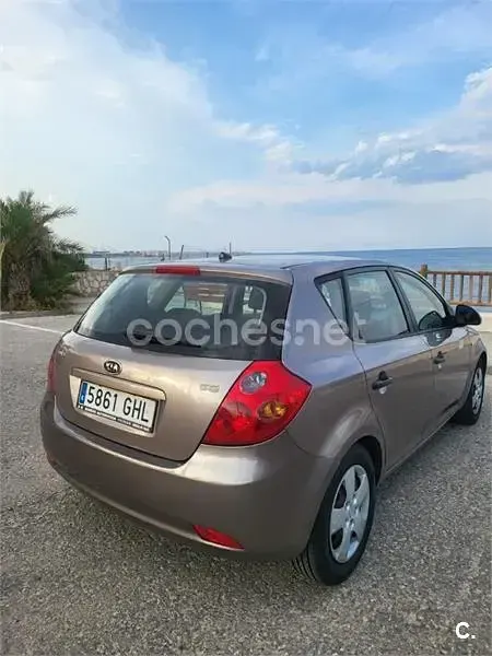 Usado Kia Ceed 90 CV (66 kW) 2008 Gris / plata Utilitario