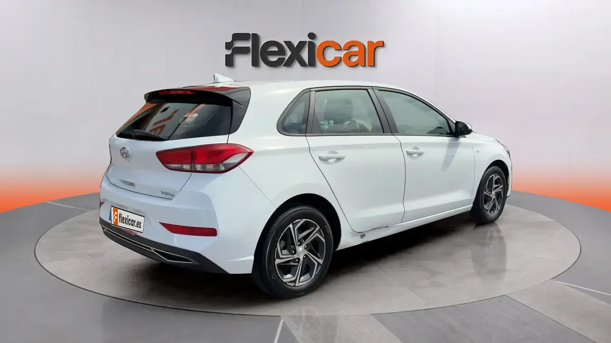 Usado Hyundai i30 120 CV (88 kW) 2021 Blanco Berlina