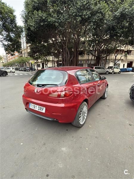 Usado Alfa Romeo 147 Progression 105 CV (77 kW) 2005 Rojo Utilitario