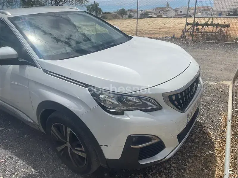 Usado Peugeot 3008 Allure 130 CV (95 kW) 2019 Blanco SUV