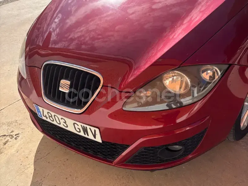 Usado Seat Altea Reference 105 CV (77 kW) 2010 Granate Monovolumen
