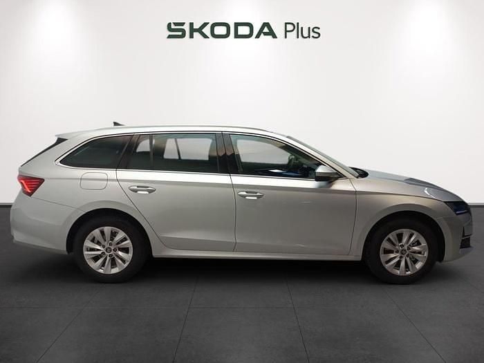 Usado Skoda Octavia Selection 150 CV (110 kW) 2025 Gris / plateado Familiar