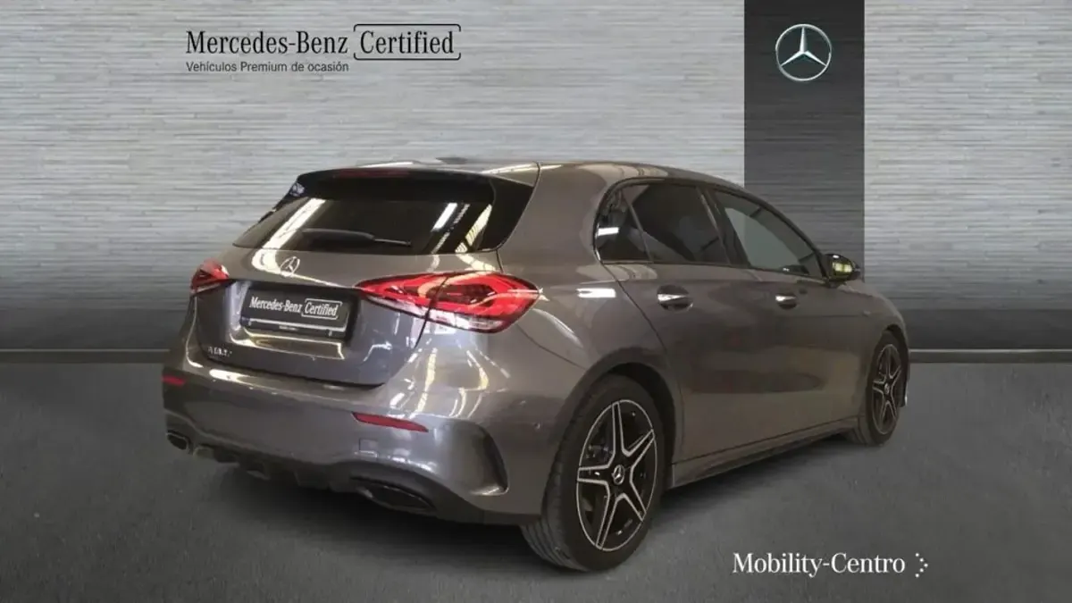 Usado Mercedes A180 AMG line 116 CV (85 kW) 2021 Mountaingrau  met. Berlina