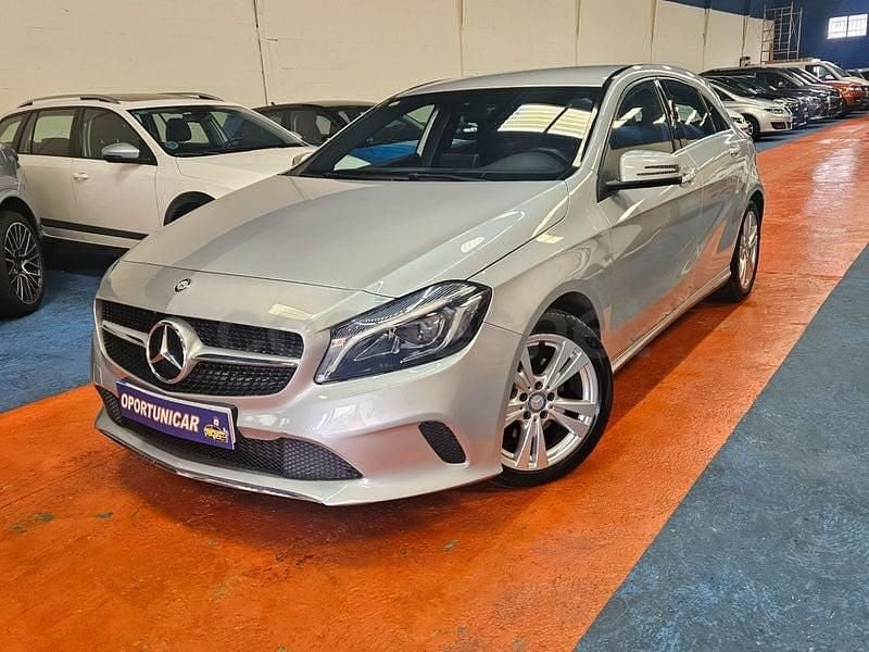 Usado Mercedes A180 122 CV (89 kW) 2017 Gris Utilitario