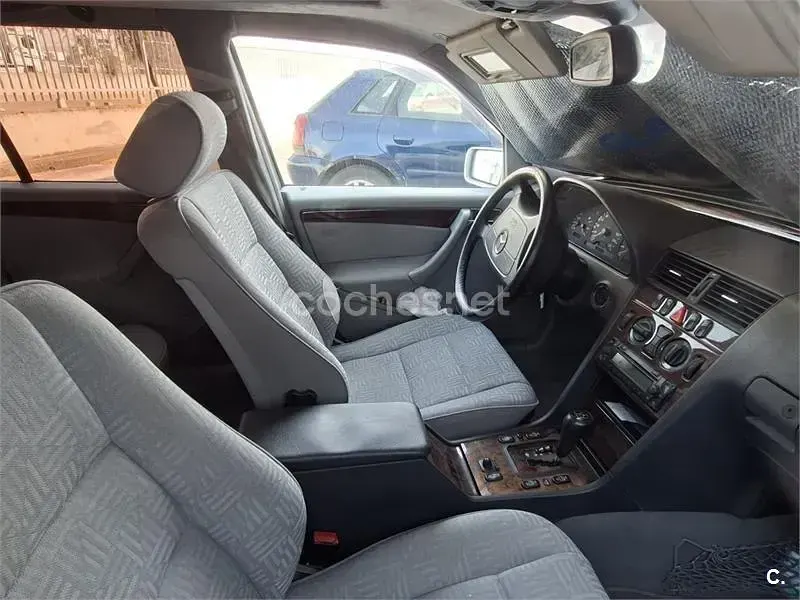 Usado Mercedes C250 Classic 150 CV (110 kW) 2000 Gris / plata Familiar