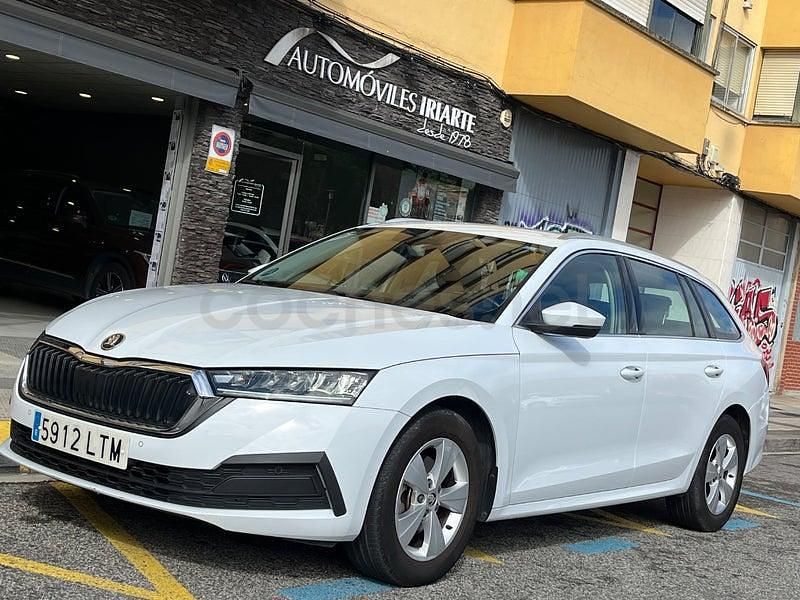 Usado Skoda Octavia Ambition 110 CV (80 kW) 2021 Blanco Familiar
