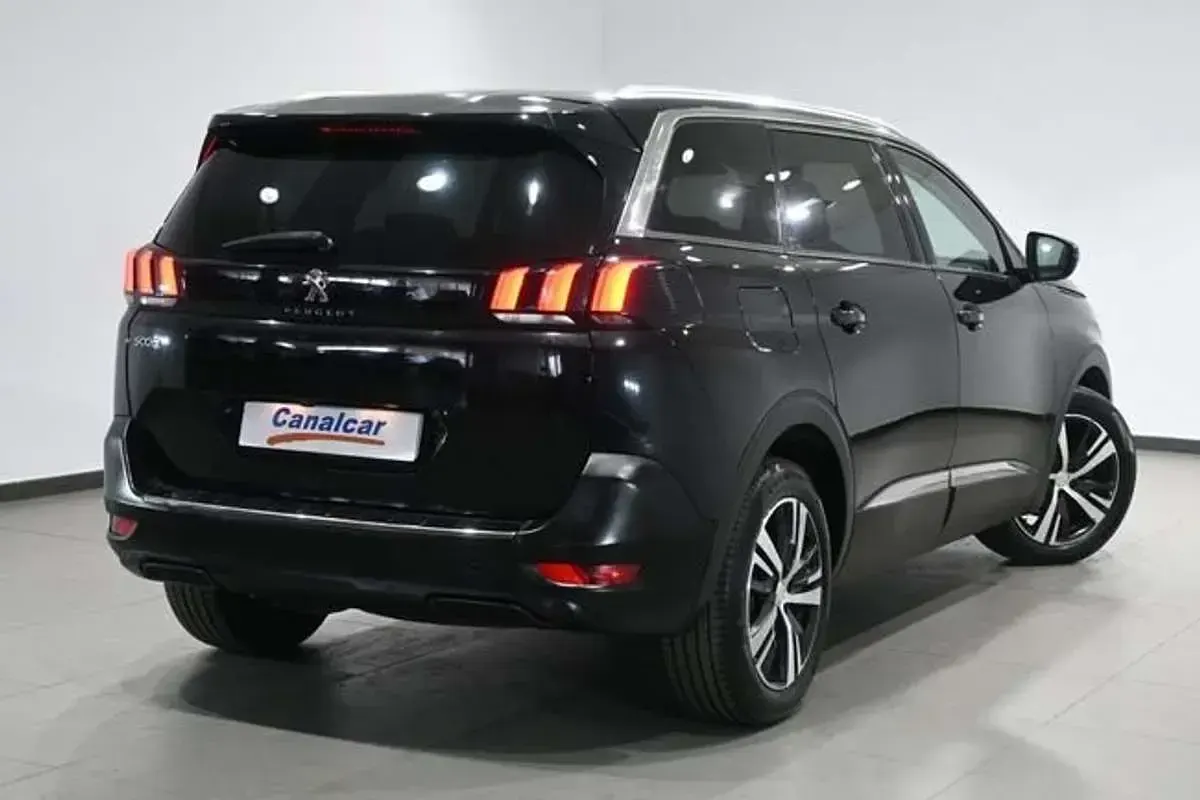 Usado Peugeot 5008 Allure 120 CV (88 kW) 2017 Negro Monovolumen