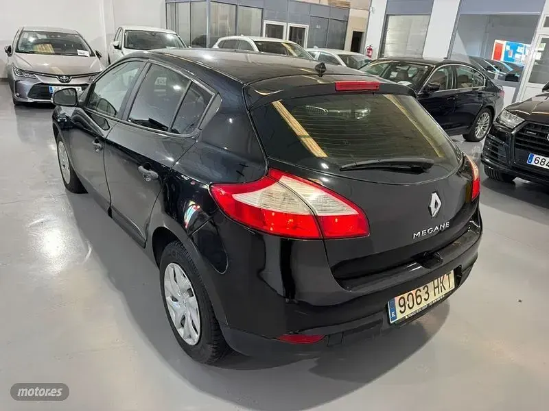Usado Renault Mégane III Authentique 90 CV (66 kW) 2012 Gris Berlina