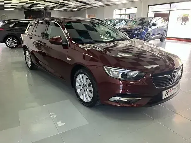 Usado Opel Insignia Selective 136 CV (100 kW) 2018 Rojo Familiar