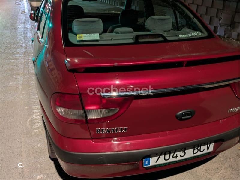 Usado Renault Mégane 110 CV (80 kW) 2000 Granate Berlina