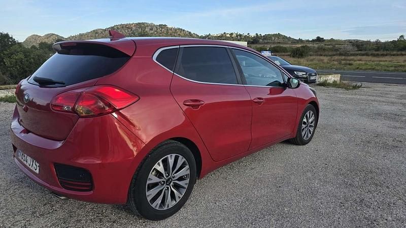 Używany Kia Ceed 100 KM (73 kW) 2017 Czerwony Hatchback