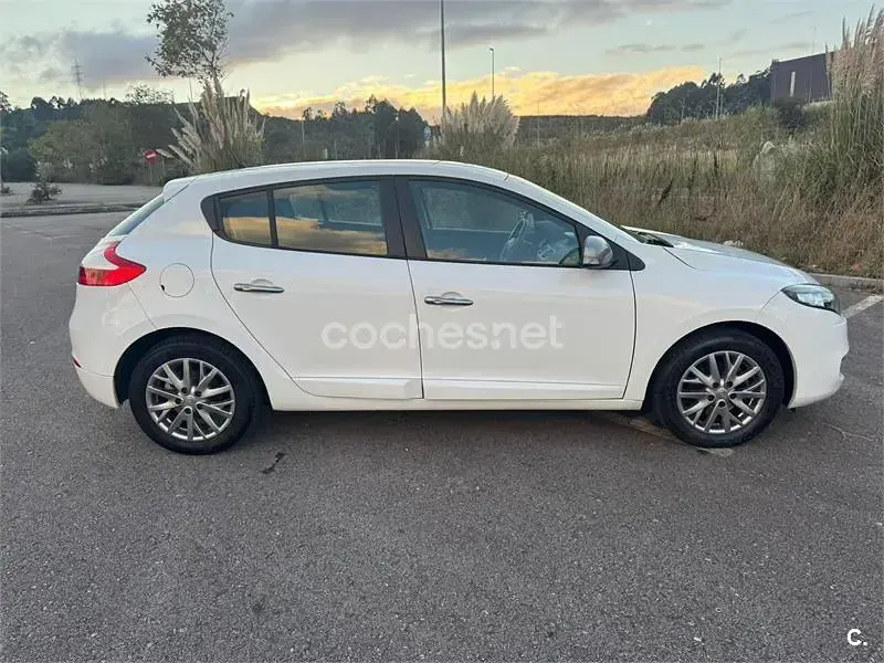 Usado Renault Mégane III Dynamique 115 CV (84 kW) 2013 Blanco Berlina