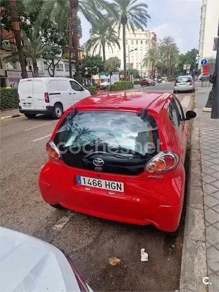 Usado Toyota Aygo Live 68 CV (50 kW) 2011 Rojo Utilitario