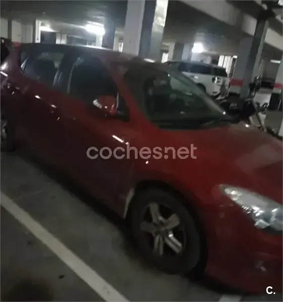 Usado Hyundai i30 Comfort 90 CV (66 kW) 2012 Rojo Berlina
