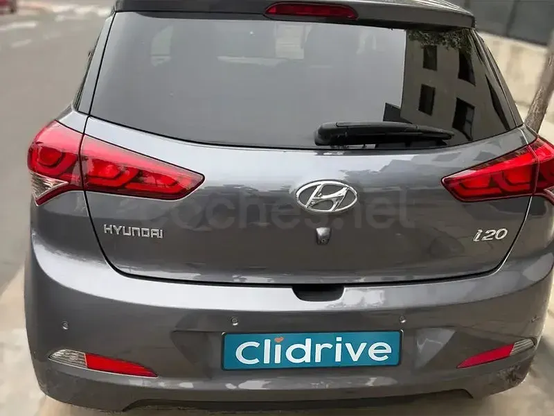 Usado Hyundai i20 101 CV (74 kW) 2017 Gris Berlina